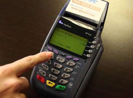 Россияне смогут снимать наличные с банковских карт на кассах магазинов